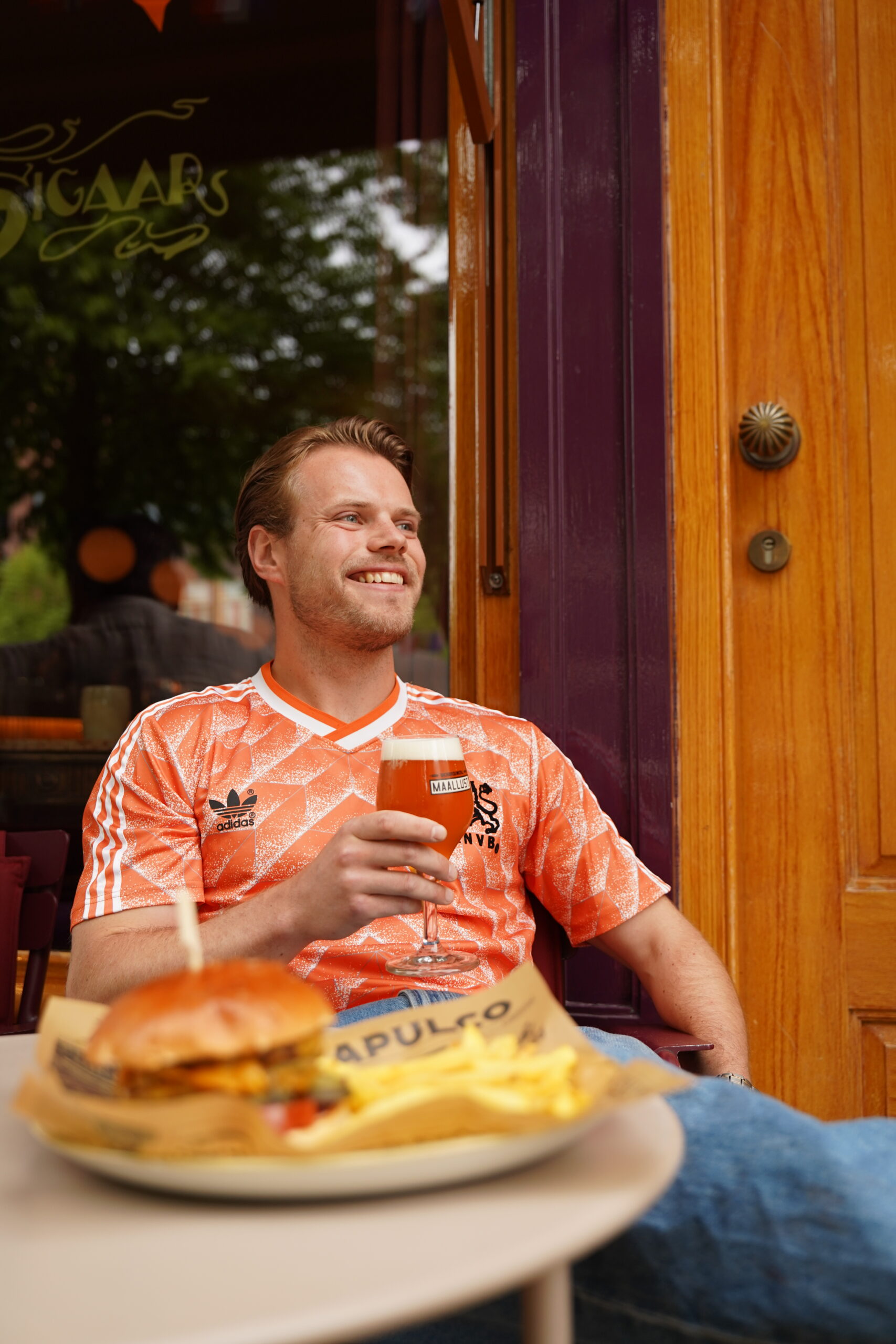 WK kijken Groningen op het zonnige terras van Café de Sigaar aan de Hoge der A