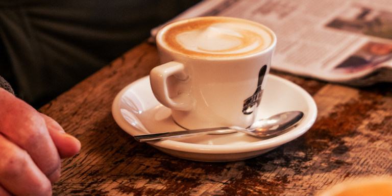 Koffie en appeltaart bij Café de Sigaar, bruine kroeg in Groningen