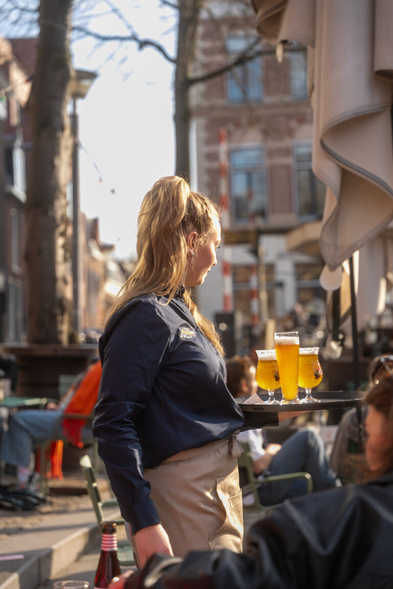 Terras van Café de Sigaar vol zon tijdens Keiweek in Groningen